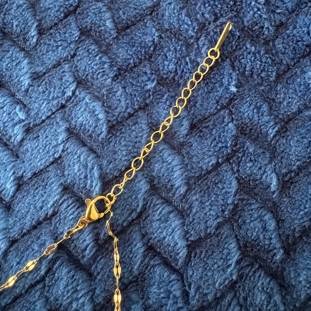 Crystal Butterfly on Gold 16-18” Figaro/Lip Chain - Picture 6 of 7